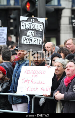 La Baronessa Thatcher manifestanti Margaret Thatcher funerale 17 aprile 2013 LUDGATE Londra Inghilterra REGNO UNITO Foto Stock