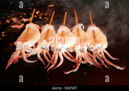 Calamari fritti su un fast food stallo in Tokyo, Giappone Foto Stock