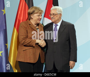 Il cancelliere tedesco Angela Merkel (CDU) e il Presidente dell'Autorità Palestinese Mahmud Abbas agitare le mani presso la cancelleria federale a Berlino, Germania, 19 gennaio 2012. Abbas visite diversi paesi in Europa per informare i suoi ospiti sullo stato delle discussioni preliminari con Israele sulla possibilità di colloqui di pace. Foto: Kay Nietfeld Foto Stock