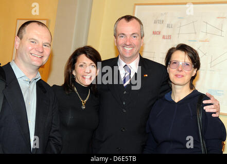 Artista Joerg Buerkle (L-R), moglie dell'ambasciatore Tammy Sneyder Murphy, noi ambasciatore americano Philip Dunton Murphy e artista Eva Castringius ridere durante la fase di apertura della mostra a Berlino, Germania, 19 gennaio 2012. Da gennaio a giugno sei tedeschi e noi artisti americani dimostrano che vi lavora presso la residenza del US ambasciatore americano in una mostra intitolata "Movem transatlantico Foto Stock