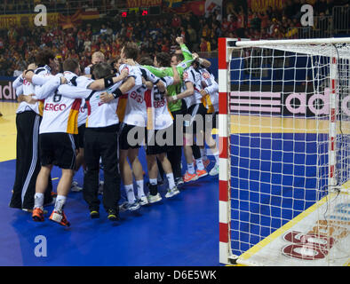 In Germania i giocatori di celebrare la loro vittoria 29-24 sopra la Svezia dopo la pallamano Campionato Europeo gruppo B match tra la Germania e la Svezia in Nis, Serbia, 19 gennaio 2012. Foto: Jens Wolf Foto Stock