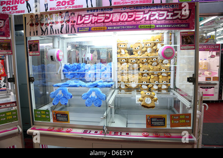 Orso Rilakkuma soft gru giocattolo macchina in Akihabara Electric Town a Tokyo in Giappone Foto Stock