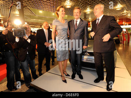 (Dpa-file) - Un file immagine datata 11 dicembre 2009 mostra il portavoce del governo al momento, Olaf Glaeseker (4-R) in piedi accanto al Premier della Bassa Sassonia al momento e il Presidente tedesco oggi, Christian Wulff (C) e sua moglie Bettina (L) come essi pongono con il CEO della Volkswagen Martin Winterkorn, alla 'Nord-Sued-Dialogo' (Nord-Sud-Dialogo) nella parte anteriore di un VW-Blue Motion in Hannover, Foto Stock