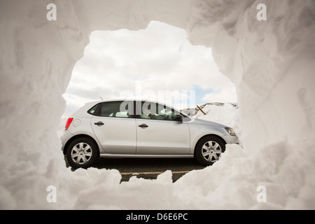 Massiccia neve derive sul lato del Kirkstone pass road al di sopra di Ambleside nel distretto del lago, Foto Stock