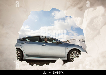 Massiccia neve derive sul lato del Kirkstone pass road al di sopra di Ambleside nel distretto del lago, Foto Stock