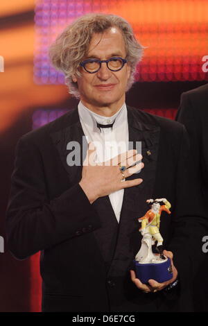 Der direttore cinematografico Wim Wenders (l) erhält seine Auszeichnung am Freitag (20.01.2012) in München (Alta Baviera) bei der Verleihung des Bayerischen Filmpreises im Prinzregententheater. Wenders erhielt den Ehrenpreis-Preis für seine Arbeit als Filmkünstler, aktuell geht sein Film "Pina' für Deutschland ins Rennen um die Oscarnomminierung. Foto: Tobias Hase dpa/lby Foto Stock