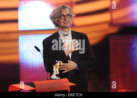 Der direttore cinematografico Wim Wenders (l) erhält seine Auszeichnung am Freitag (20.01.2012) in München (Alta Baviera) bei der Verleihung des Bayerischen Filmpreises im Prinzregententheater. Wenders erhielt den Ehrenpreis-Preis für seine Arbeit als Filmkünstler, aktuell geht sein Film "Pina' für Deutschland ins Rennen um die Oscarnomminierung. Foto: Tobias Hase dpa/lby Foto Stock