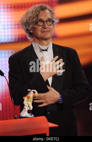 Der direttore cinematografico Wim Wenders (l) erhält seine Auszeichnung am Freitag (20.01.2012) in München (Alta Baviera) bei der Verleihung des Bayerischen Filmpreises im Prinzregententheater. Wenders erhielt den Ehrenpreis-Preis für seine Arbeit als Filmkünstler, aktuell geht sein Film "Pina' für Deutschland ins Rennen um die Oscarnomminierung. Foto: Tobias Hase dpa/lby Foto Stock