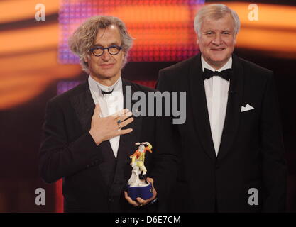 Der direttore cinematografico Wim Wenders (l) erhält vom bayerischen Ministerpräsident Horst Seehofer (CSU) senna Auszeichnung am Freitag (20.01.2012) in München (Alta Baviera) bei der Verleihung des Bayerischen Filmpreises im Prinzregententheater. Wenders erhielt den Ehrenpreis-Preis für seine Arbeit als Filmkünstler, aktuell geht sein Film "Pina' für Deutschland ins Rennen um die Oscarnomminierung Foto Stock