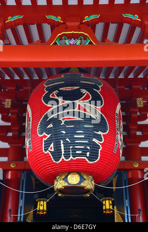 Rossa gigante lanterna giapponese al Sensoji Tempio di Asakusa Kannon, Tokyo, Giappone Foto Stock