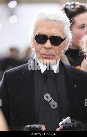 Designer tedesco Karl Lagerfeld assiste la presentazione di Dior Homme autunno/inverno 2012/2013 raccolta durante la Parigi degli uomini della settimana della moda di Parigi, Francia, 21 gennaio 2012. La Parigi la moda maschile settimana fino al 22 gennaio 2012. Foto: Hendrik Ballhausen +++(c) dpa - Bildfunk+++ Foto Stock