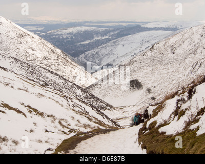 La cardatura Mill Valley in Church Stretton, unseasonal durante la stagione fredda a fine marzo, Shropshire, Regno Unito. Foto Stock