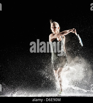 Tennis caucasica schizzi in acqua Foto Stock