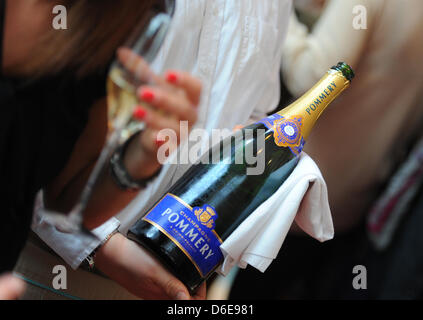 Bottiglie di champagne del marchio Pommery sono pronti per essere serviti durante il gala Brunch di moda come parte della settimana della moda di Berlino all'Ellington Hotel Berlin, Germania, 21 febbraio 2012. Foto: Jens Kalaene Foto Stock