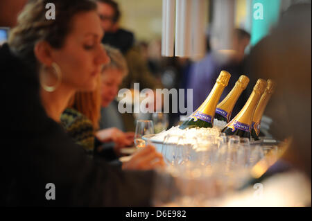 Bottiglie di champagne del marchio Pommery sono pronti per essere serviti durante il gala Brunch di moda come parte della settimana della moda di Berlino all'Ellington Hotel Berlin, Germania, 21 febbraio 2012. Foto: Jens Kalaene Foto Stock