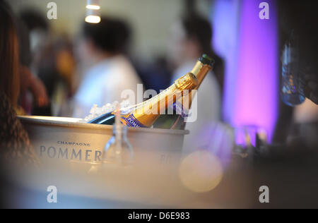 Bottiglie di champagne del marchio Pommery sono pronti per essere serviti durante il gala Brunch di moda come parte della settimana della moda di Berlino all'Ellington Hotel Berlin, Germania, 21 febbraio 2012. Foto: Jens Kalaene Foto Stock