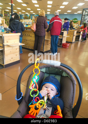 Baby shopping a Trader Joe's fruttivendolo Foto Stock