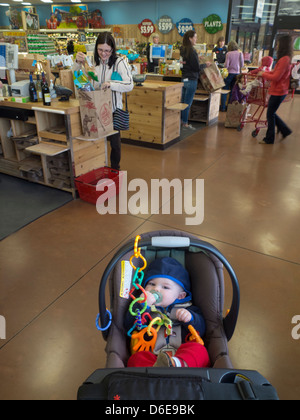 Baby shopping a Trader Joe's fruttivendolo Foto Stock