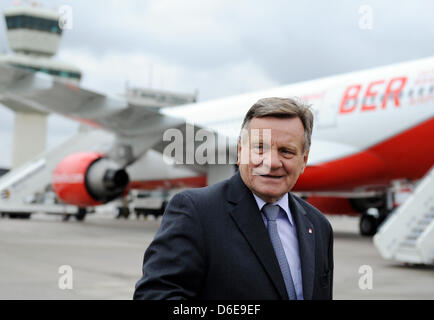 Air Berlin CEO Hartmut Mehdorn stand peccato davanti a un Air Berlin Airbus A330 decorata con il logo del nuovo aeroporto di Berlino Brandeburgo all'aeroporto Tegel di Berlino a Berlino, Germania, 23 gennaio 2012. Dalla pittura alla compagnia aerea vuole segnale chiaramente il suo impegno per il nuovo aeroporto BER. Foto: MAURIZIO GAMBARINI Foto Stock