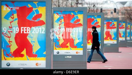 Pubblicità vetrine con Berlinale poster sono visti a Potsdamer Platz a Berlino, Germania, 23 gennaio 2012. Presso la sessantaduesima Berlinale in esecuzione dal 09 al 19 Febbraio 2012 18 film di competere per il Golden e Silver Bear premio della giuria. Foto: Sebastian Kahnert Foto Stock