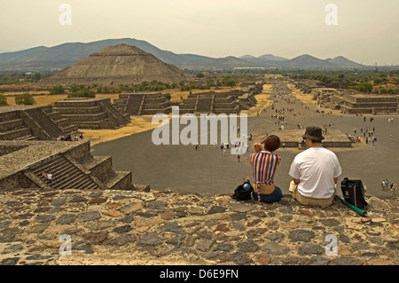 Messico Città del Messico Teotihuacan (1C AD), i turisti sulla piramide della luna la visualizzazione della Piramide del Sole e Plaza della luna Foto Stock