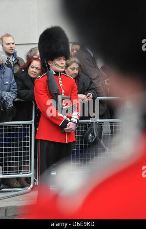 Ludgate Hill, Londra, Regno Unito. Il 17 aprile 2013. Uniformi di tutti i reggimenti di guardia per la processione verso San Paolo. Il corteo funebre della Baronessa Thatcher ha luogo lungo le strade del centro di Londra. Credito: Matteo Chattle/Alamy Live News Foto Stock