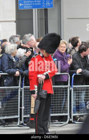 Ludgate Hill, Londra, Regno Unito. Il 17 aprile 2013. Soldati bow le loro teste come la processione si avvicina. Il corteo funebre della Baronessa Thatcher ha luogo lungo le strade del centro di Londra. Credito: Matteo Chattle/Alamy Live News Foto Stock