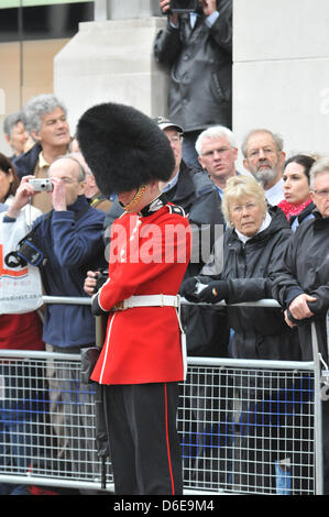 Ludgate Hill, Londra, Regno Unito. Il 17 aprile 2013. Soldati bow le loro teste come la processione si avvicina. Il corteo funebre della Baronessa Thatcher ha luogo lungo le strade del centro di Londra. Credito: Matteo Chattle/Alamy Live News Foto Stock