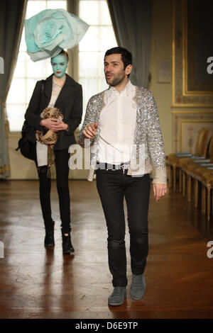 Designer francese Alexis Mabille si prepara per la sua primavera/estate 2012 collezione couture durante il Paris Haute Couture della settimana della moda di Parigi, Francia, 23 gennaio 2012. Il Paris Haute Couture fashion week corre fino al 26 gennaio 2012. Foto: Hendrik Ballhausen Foto Stock