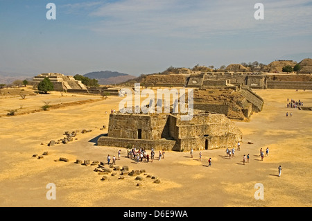 Messico Oaxaca Monte Alban (orig. 200 BC), vista della Gran Plaza con l'Osservatorio (in primo piano) Foto Stock