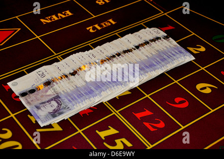 Roulette del Casinò tabella con venti pound note la moneta inglese Regno Unito mille libbre in linea retta Foto Stock