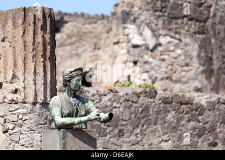 Statua di Diana cacciatrice, tra le rovine del Tempio di Apollo a Pompei Italia Foto Stock