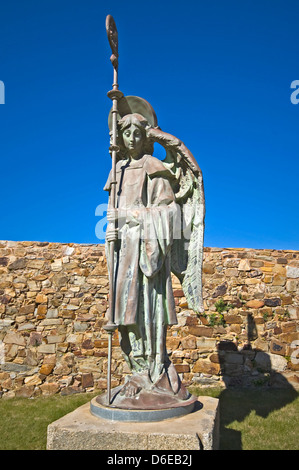 L'Europa, Spagna, Astorga, Palazzo del Vescovo progettato da Antoni Gaudi (XIX secolo), Angelo statua in giardino Foto Stock