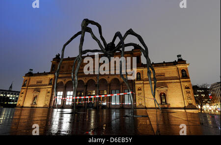 Spider scultura "ama" dall artista Louise Bourgeois sorge di fronte alla Kunsthalle di Amburgo, Germania, 24 gennaio 2012. I 9 metri di altezza il ragno di grandi dimensioni realizzata in bronzo, acciaio e marmo è parte della mostra per il centesimo compleanno dell'artista. Esso resterà fino al 17 giugno 2012. Foto: Angelika Warmuth Foto Stock