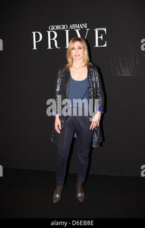 L'attrice francese Julie Gayet assiste la presentazione di Armani Privé primavera/estate 2012 collezione couture durante il Paris Haute Couture della settimana della moda di Parigi, Francia, 24 gennaio 2012. Il Paris Haute Couture fashion week corre fino al 26 gennaio 2012. Foto: Hendrik Ballhausen Foto Stock