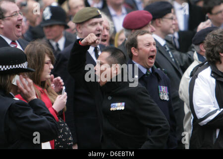 17 aprile 2013, Londra, Regno Unito. Veterani, molti della guerra delle Falkland allegria come la Baronessa Thatcher il corteo funebre rende il modo lungo Fleet Street en route alla Cattedrale di San Paolo Foto Stock