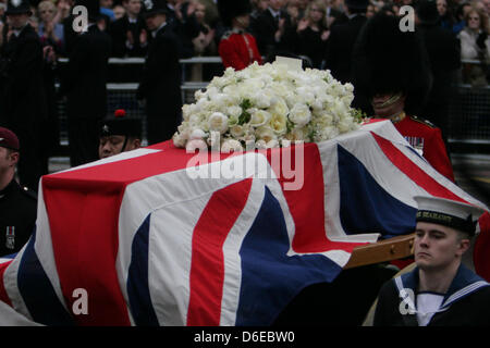 17 aprile 2013, Londra, Regno Unito. La Baronessa Thatcher il corteo funebre rende il modo lungo Fleet Street en route alla Cattedrale di San Paolo Foto Stock