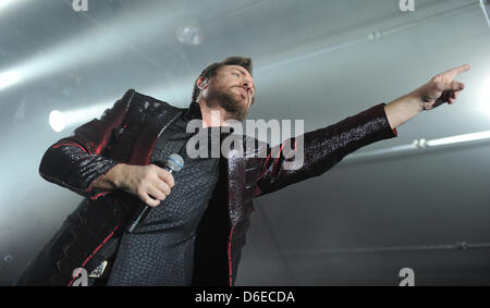 Il cantante britannico della rock-pop band 'Duran Duran", Simon Le Bon, esegue con la sua band sul palco durante il primo concerto del loro tour in Germania a Monaco di Baviera, Germania, 24 Januar 2012. Duran Duran ha presentato il loro nuovo album "tutto ciò di cui hai bisogno è ora'. Foto: Marc Mueller Foto Stock