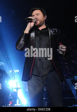 Il cantante britannico della rock-pop band 'Duran Duran", Simon Le Bon, esegue con la sua band sul palco durante il primo concerto del loro tour in Germania a Monaco di Baviera, Germania, 24 Januar 2012. Duran Duran ha presentato il loro nuovo album "tutto ciò di cui hai bisogno è ora'. Foto: Marc Mueller Foto Stock