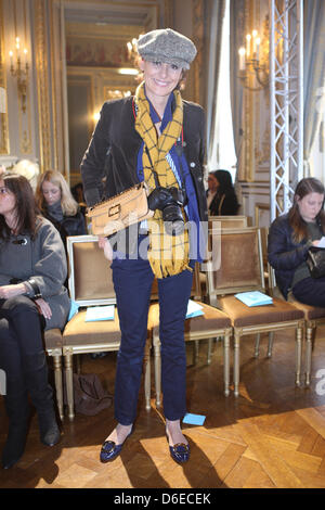 Ex Chanel supermodel Ines de la Fressange assiste la presentazione di Alexis Mabille primavera/estate 2012 collezione couture durante il Paris Haute Couture della settimana della moda di Parigi, Francia, 23 gennaio 2012. Il Paris Haute Couture fashion week corre fino al 26 gennaio 2012. Foto: Hendrik Ballhausen Foto Stock