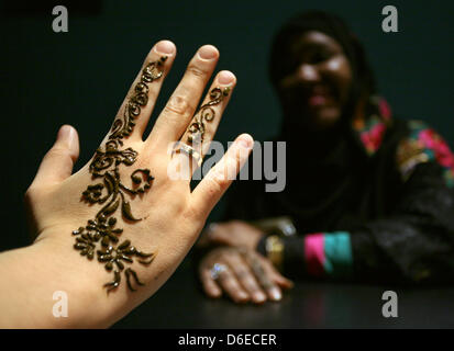 La mano di un visitatore è decorata con henna al Pergamon Museum di Berlino, Germania, 25 gennaio 2012. La tipica decorazione arabo viene offerto ai visitatori per la mostra "strade di Arabia. Tesori archeologici dall Arabia Saudita', che è aperta fino al 09 aprile 2012. Foto: STEPHANIE PILICK Foto Stock