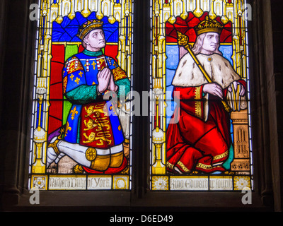 Vetrate raffiguranti Richard, duca di York e King Edward in s Lawrences chiesa a Ludlow, Shropshire, Regno Unito. Foto Stock