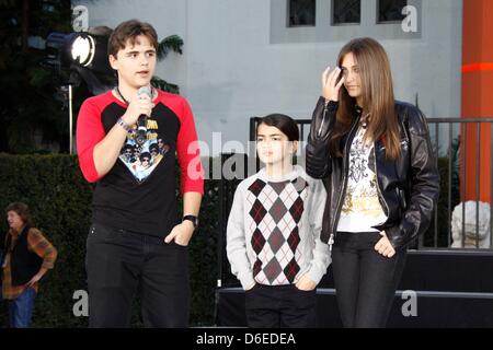 Il cantante Michael Jackson i bambini Prince (l-r), Parigi e coperta visualizzato durante il Michael Jackson mano e ingombro Ceremonyest a Grauman's Chinese Theatre di Los Angeles, Stati Uniti d'America, il 26 gennaio 2012. Foto: Hubert Boesl Foto Stock