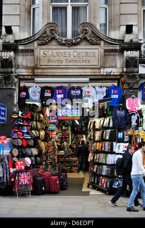 Negozio di souvenir lungo Tottenham Court Road con St Annes Chiesa scolpita su di un raffinato facciata in pietra sopra la porta di ingresso Foto Stock