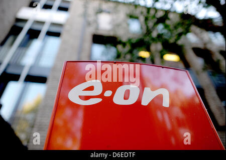 (Dpa-file) - Il logo della società energetica Eon è raffigurato nella parte anteriore della sede di Eon a Duesseldorf in Germania, 24 ottobre 2011. Eon intende lasciare andare la sua figlia regionale Westfalen-Weser Eon, in base ai conti ha ricevuto nel corso di una conferenza stampa a Herford il 26 gennaio 2012. Foto: Federico Gambarini Foto Stock