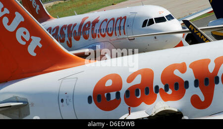 (Dpa-file) - Un file immagine datata 27 giugno 2011 mostra gli aerei della compagnia aerea britannica Easyjet all'aeroporto di Schoenefeld, Germania. Bilancio britannico compagnia aerea Easyjet ha tratto profitto dalle più alte cariche di bagagli e notevolmente aumentato il loro fatturato: il reddito è aumentato del 16,7% a 763 milioni di sterline tra ottobre e dicembre 2011 in confronto all'anno precedente, secondo e Foto Stock