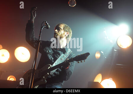 Il Cantante Dan Auerbach di American rock band 'I tasti neri' esegue a Arena di Berlino, Germania, 28 gennaio 2012. Foto: Britta Pedersen Foto Stock