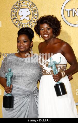 Migliore attrice vincitori Octavia Spencer e Viola Davis (r) pongono in sala stampa del xviii schermo annuale Actor's Guild - SAG - premi a Shrine Auditorium di Los Angeles, Stati Uniti d'America, il 29 gennaio 2012. Foto: Hubert Boesl Foto Stock