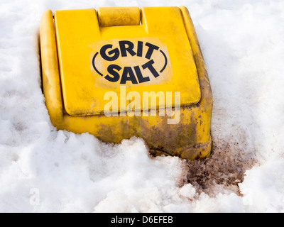 Un vassoio di grana e derive di neve su una corsia nevoso vicino al Stiperstones, Shropshire, Regno Unito. Foto Stock