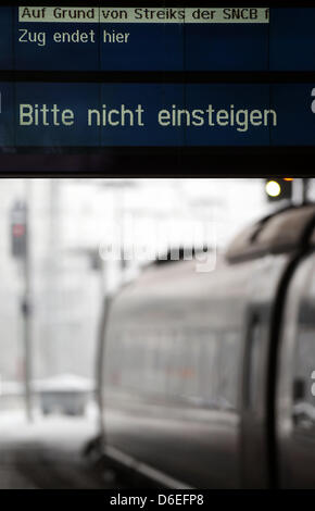 Un intercity express (ghiaccio) dell'azienda ferroviaria tedesca Deutsche Bahn sorge presso la stazione di Aachen, Germania, 30 gennaio 2012. Lo sciopero dei lavoratori belgi in segno di protesta contro il nuovo governo austerità piani portato la vita pubblica di stare ancora. Deutsche Bahn per il Belgio ha dovuto smettere di Aachen. Foto: OLIVER BERG Foto Stock